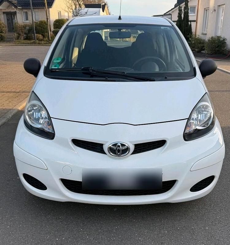Gebraucht Toyota Aygo 68 PS (50 kW) 2009 Weiß Kleinwagen
