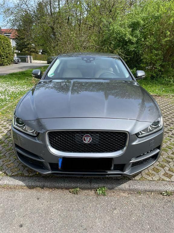 Grau Gebraucht 2018 Jaguar XE Portfolio Limousine | 16.500 € (Fairer Preis) - Bild 1/4