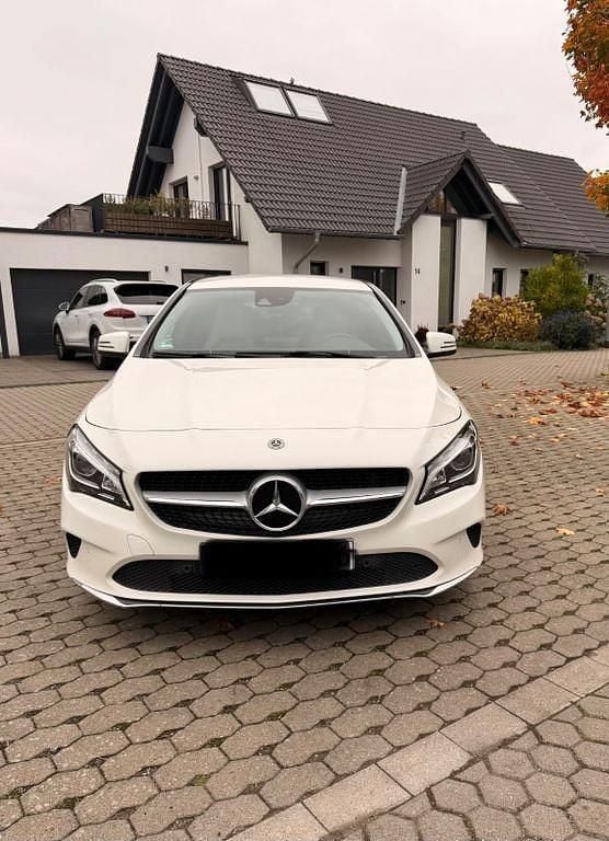 Weiß Gebraucht 2017 Mercedes CLA180 Shooting Brake Kombi | 16.900 € (Guter Preis) - Bild 1/4