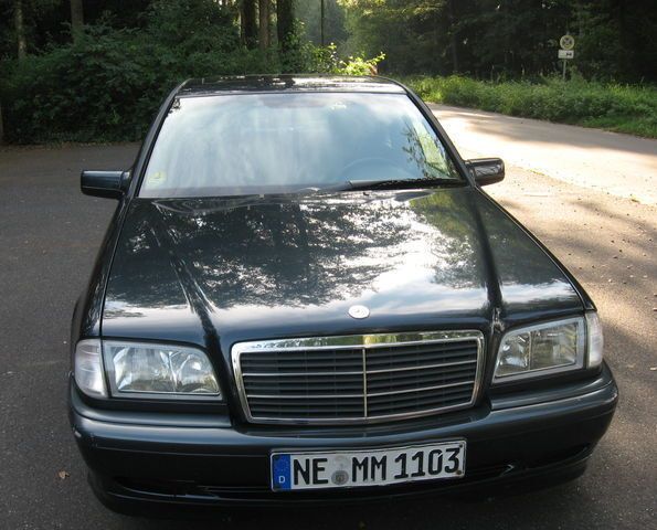 Schwarz metallic Gebraucht 2000 Mercedes C200 Limousine | 3.200 € - Bild 1/4
