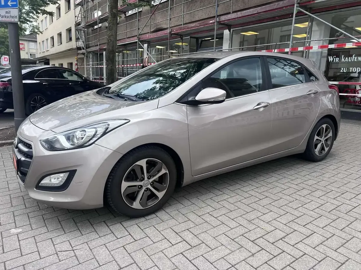 Gebraucht Hyundai i30 Trend 110 PS (80 kW) 2015 White sand / met Limousine
