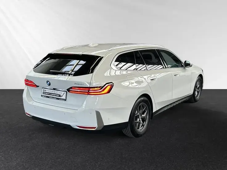 Gebraucht BMW 520 Sport Line 208 PS (152 kW) 2025 Alpinweiss Kombi