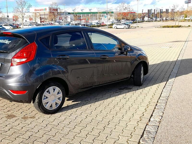 Grau Gebraucht 2009 Ford Fiesta Kleinwagen | 2.350 € - Bild 1/4