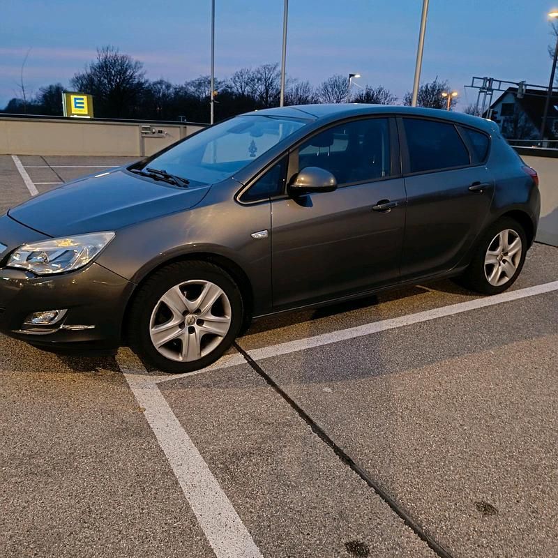 Gebraucht Opel Astra 110 PS (80 kW) 2011 Andere farben Kleinwagen