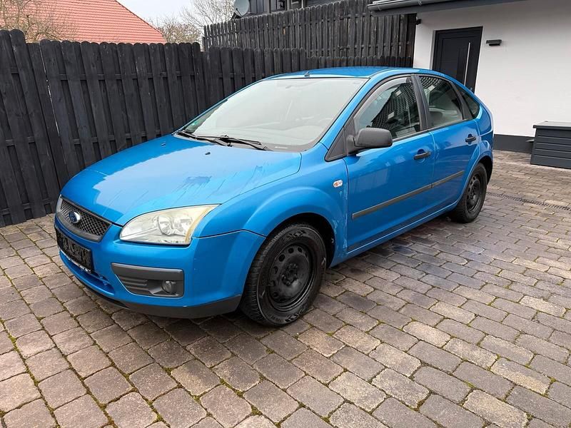 Blau Gebraucht 2006 Ford Focus Limousine | 1.299 € (Fairer Preis) - Bild 1/4