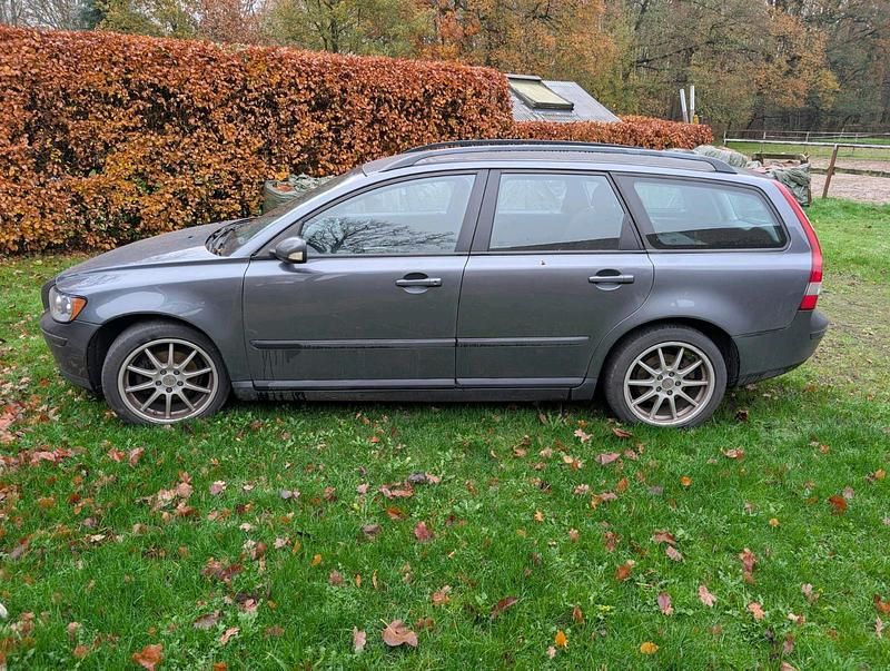 Grau Gebraucht 2006 Volvo V50 Kombi | 1.400 € (Superpreis) - Bild 1/4