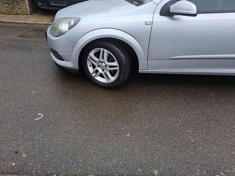 Gebraucht Opel Astra Edition 105 PS (77 kW) 2007 Starsilber iii m2 (metallic) Limousine