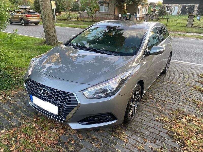 Grau Gebraucht 2018 Hyundai i40 Kombi | 11.200 € (Fairer Preis) - Bild 1/4