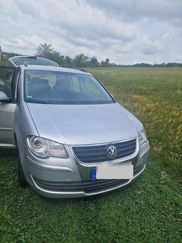 Grau Gebraucht 2009 VW Touran Van / Kleinbus | 5.850 € (Fairer Preis) - Bild 1/4