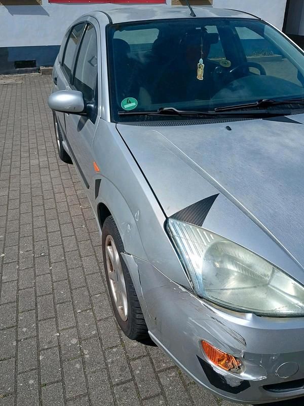 Używany Ford Focus 100 KM (73 kW) 2001 Srebrny Hatchback