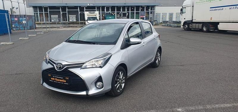 Gebraucht Toyota Yaris Comfort 99 PS (72 kW) 2016 Silber Limousine