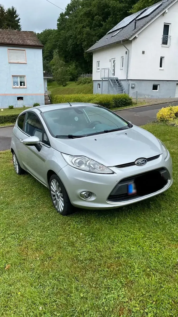 Gebraucht Ford Fiesta 96 PS (70 kW) 2011 Silber Kleinwagen