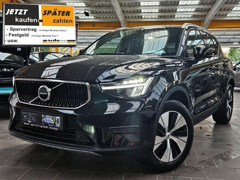 Grau Neu 2025 Volvo XC40 Core SUV | 36.975 € (Superpreis) - Bild 1/4