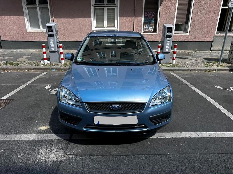 Blau Gebraucht 2006 Ford Focus Limousine | 2.450 € (Fairer Preis) - Bild 1/4
