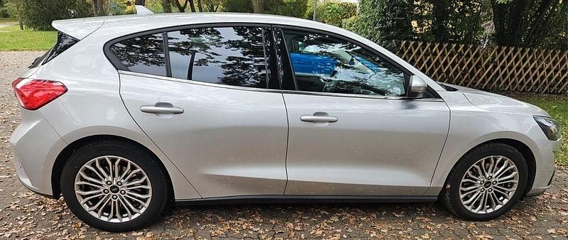 Grau Gebraucht 2020 Ford Focus Active X Limousine | 15.500 € (Guter Preis) - Bild 1/4