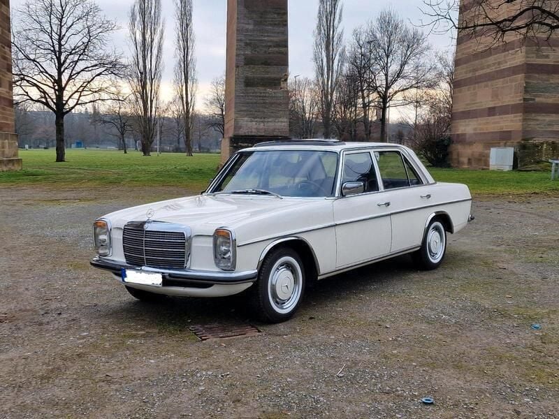 Weiß Gebraucht 1975 Mercedes W115 Limousine | 19.999 € - Bild 1/4