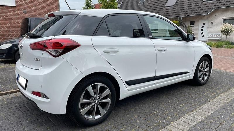 Gebraucht Hyundai i20 Passion Plus 84 PS (61 kW) 2018 Weiß Limousine
