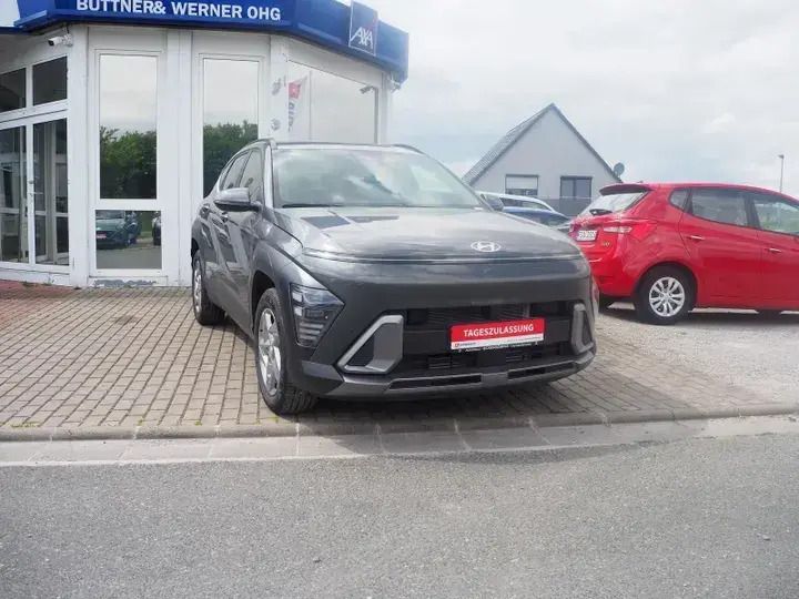 Atlas white / sol (weiss) Neu 2025 Hyundai Kona Trend SUV | 26.580 € (Fairer Preis) - Bild 1/3