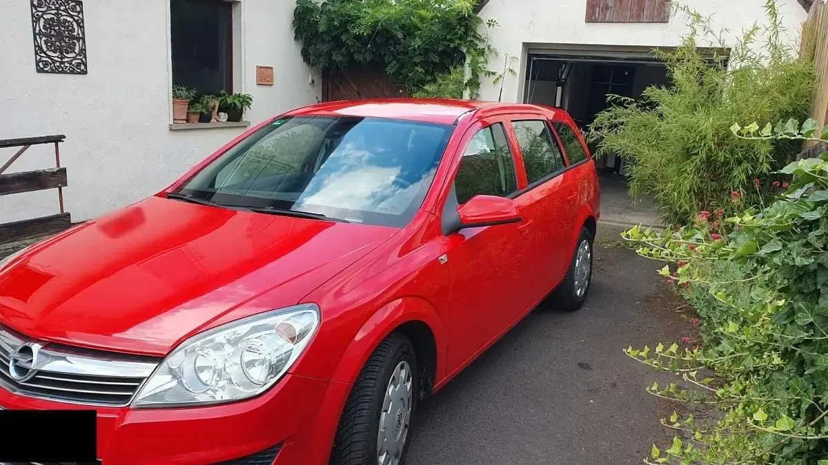 Gebraucht Opel Astra Edition 116 PS (85 kW) 2009 Rot Kombi