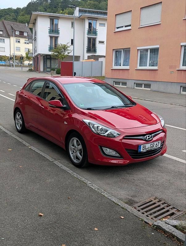 Schwarz Gebraucht 2013 Hyundai i30 Kleinwagen | 8.199 € - Bild 1/4