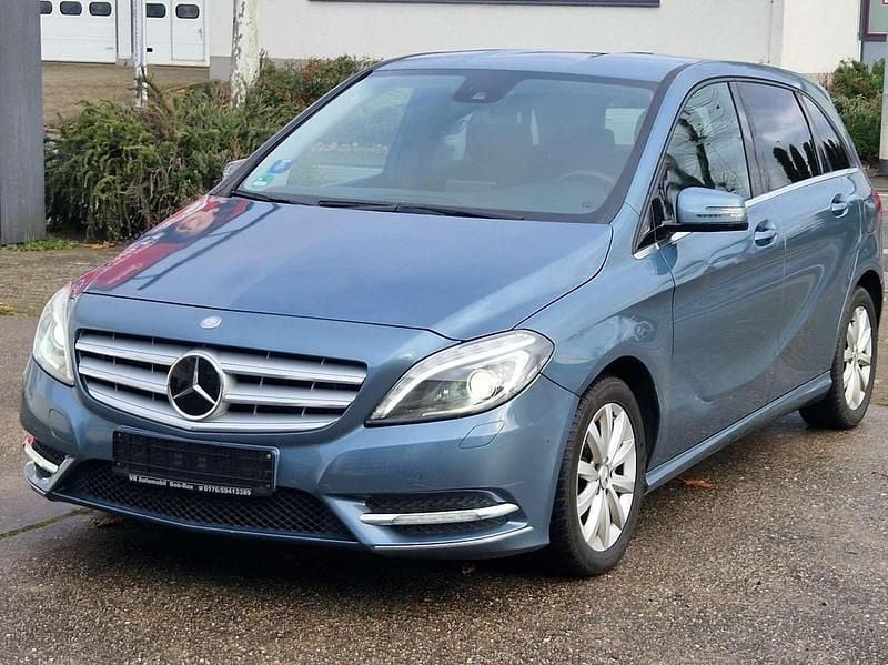Gebraucht Mercedes B180 122 PS (89 kW) 2012 Grau metalic Van / Kleinbus