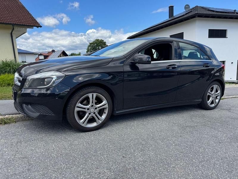 Schwarz Gebraucht 2015 Mercedes A180 Limousine | 9.500 € (Superpreis) - Bild 1/4