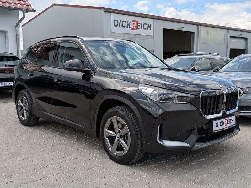 Black sapphire metallic Gebraucht 2024 BMW X1 SUV | 35.950 € (Superpreis) - Bild 1/3
