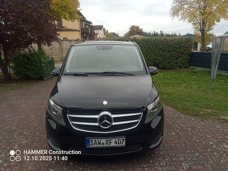 Schwarz Gebraucht 2014 Mercedes V250 Avantgarde Edition Van / Kleinbus | 35.700 € (Guter Preis) - Bild 1/4