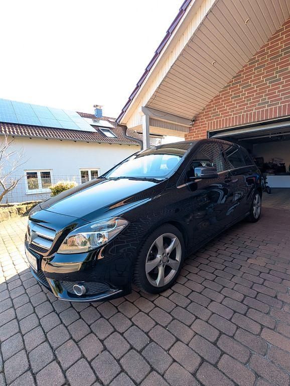 Gebraucht Mercedes B180 122 PS (89 kW) 2013 Schwarz Van / Kleinbus