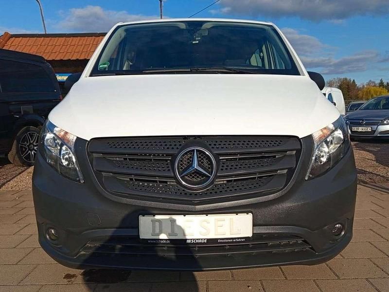 Weiß Gebraucht 2019 Mercedes Vito Van / Kleinbus | 25.999 € (Fairer Preis) - Bild 1/4