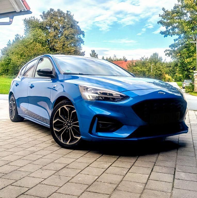 Blau Gebraucht 2019 Ford Focus ST-Line Limousine | 11.900 € (Superpreis) - Bild 1/3