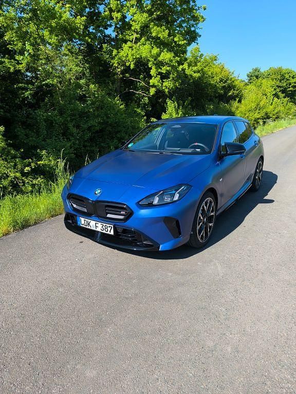 Blau Gebraucht 2025 BMW M135 Shadowline Kleinwagen | 48.499 € (Superpreis) - Bild 1/4
