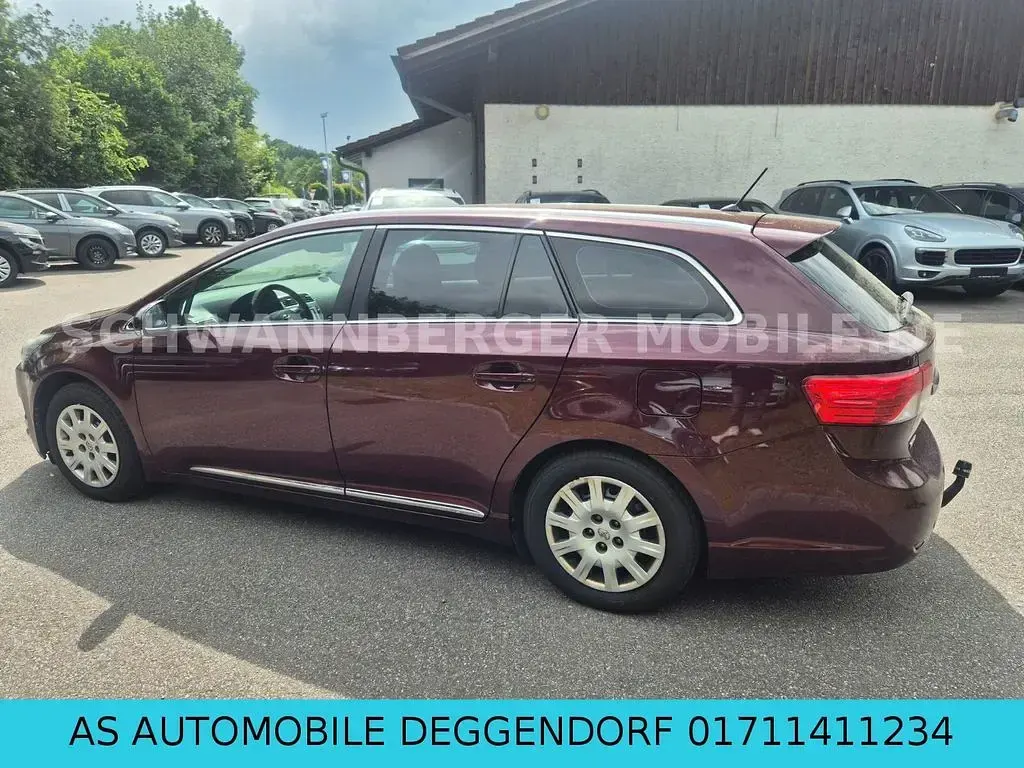 Gebraucht Toyota Avensis Life 124 PS (91 kW) 2013 Rot Kombi