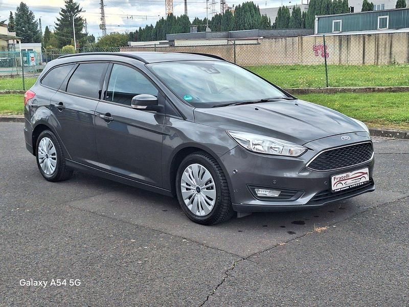 Gebraucht Ford Focus Business Edition 125 PS (91 kW) 2016 Grau Kombi