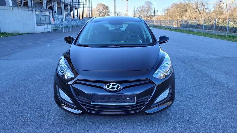 Gebraucht Hyundai i30 Trend 99 PS (72 kW) 2014 Phantom black Kombi