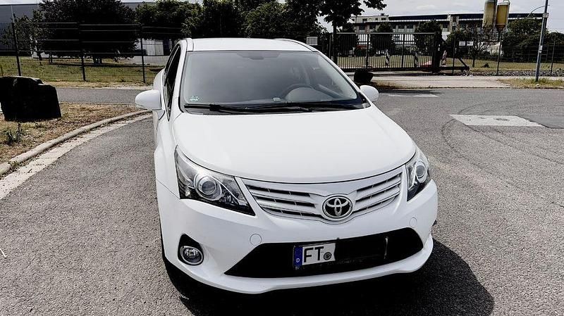 Weiß Gebraucht 2014 Toyota Avensis Edition Kombi | 10.500 € (Fairer Preis) - Bild 1/4