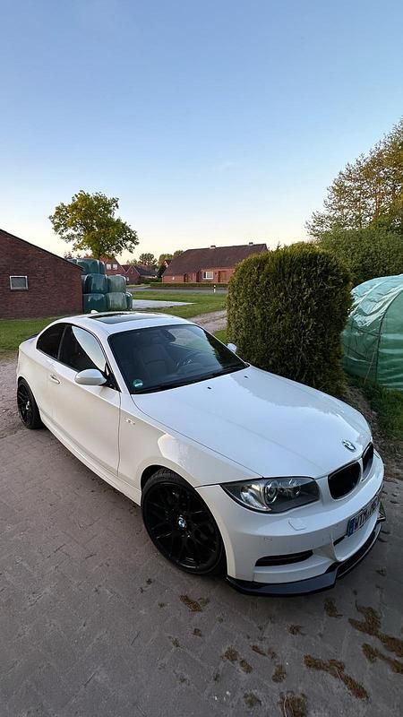Weiß Gebraucht 2009 BMW 135 Coupé M Sport Coupé | 16.900 € - Bild 1/4