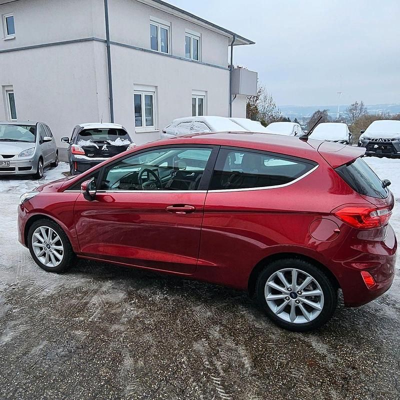 Gebraucht Ford Fiesta Titanium 125 PS (91 kW) 2019 Rot Kleinwagen