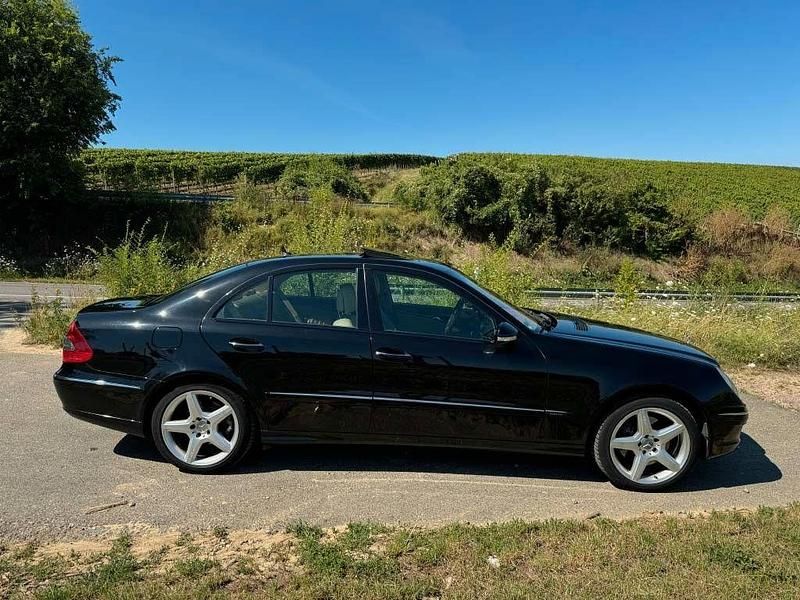 Schwarz Gebraucht 2006 Mercedes E500 Elegance Limousine | 6.900 € (Superpreis) - Bild 1/4