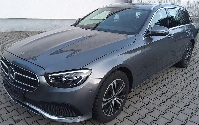 Grau Gebraucht 2021 Mercedes E220 Avantgarde Limousine | 27.200 € (Superpreis) - Bild 1/4