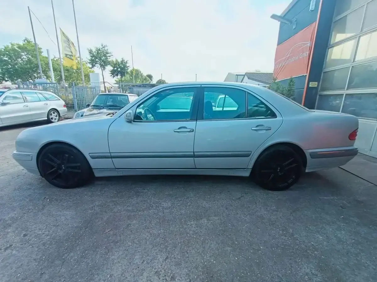 Gebraucht Mercedes E280 Elegance 204 PS (150 kW) 2001 Grau Limousine