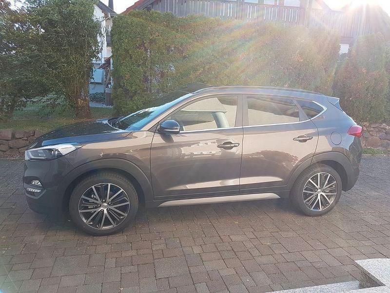 Braun Gebraucht 2018 Hyundai Tucson Passion Plus SUV | 20.200 € (Fairer Preis) - Bild 1/4