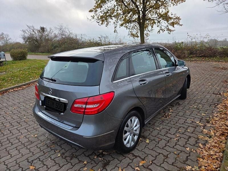 Gebraucht Mercedes B180 122 PS (89 kW) 2012 Grau Van / Kleinbus