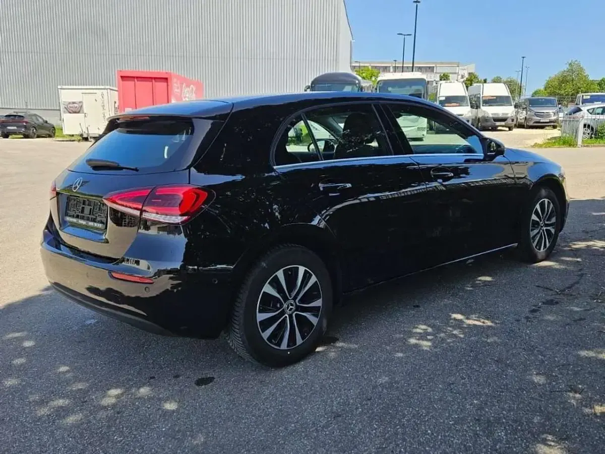 Gebraucht Mercedes A180 136 PS (100 kW) 2021 Nachtschwarz  unilack Kleinwagen