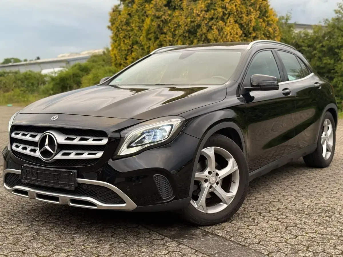 Gebraucht Mercedes GLA180 122 PS (89 kW) 2019 Schwarz SUV