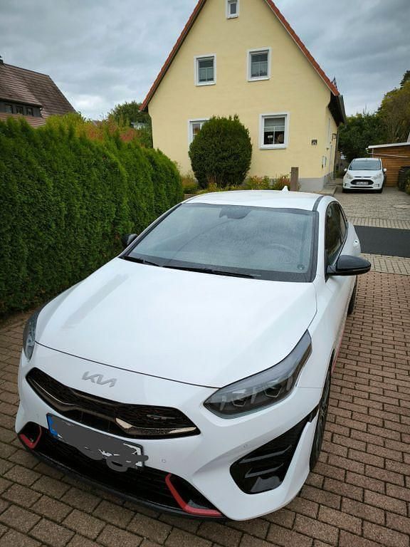 Weiß Gebraucht 2023 Kia ProCeed Kleinwagen | 26.500 € (Guter Preis) - Bild 1/4