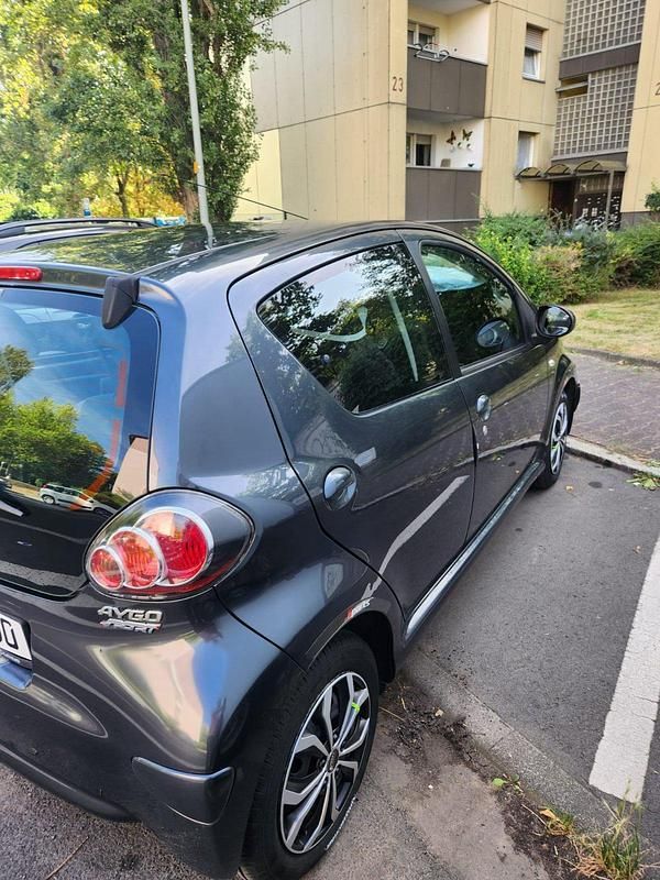 Grau Gebraucht 2012 Toyota Aygo Kleinwagen | 2.849 € (Fairer Preis) - Bild 1/4