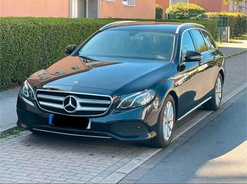 Schwarz Gebraucht 2018 Mercedes E220 Kombi | 17.650 € (Guter Preis) - Bild 1/4