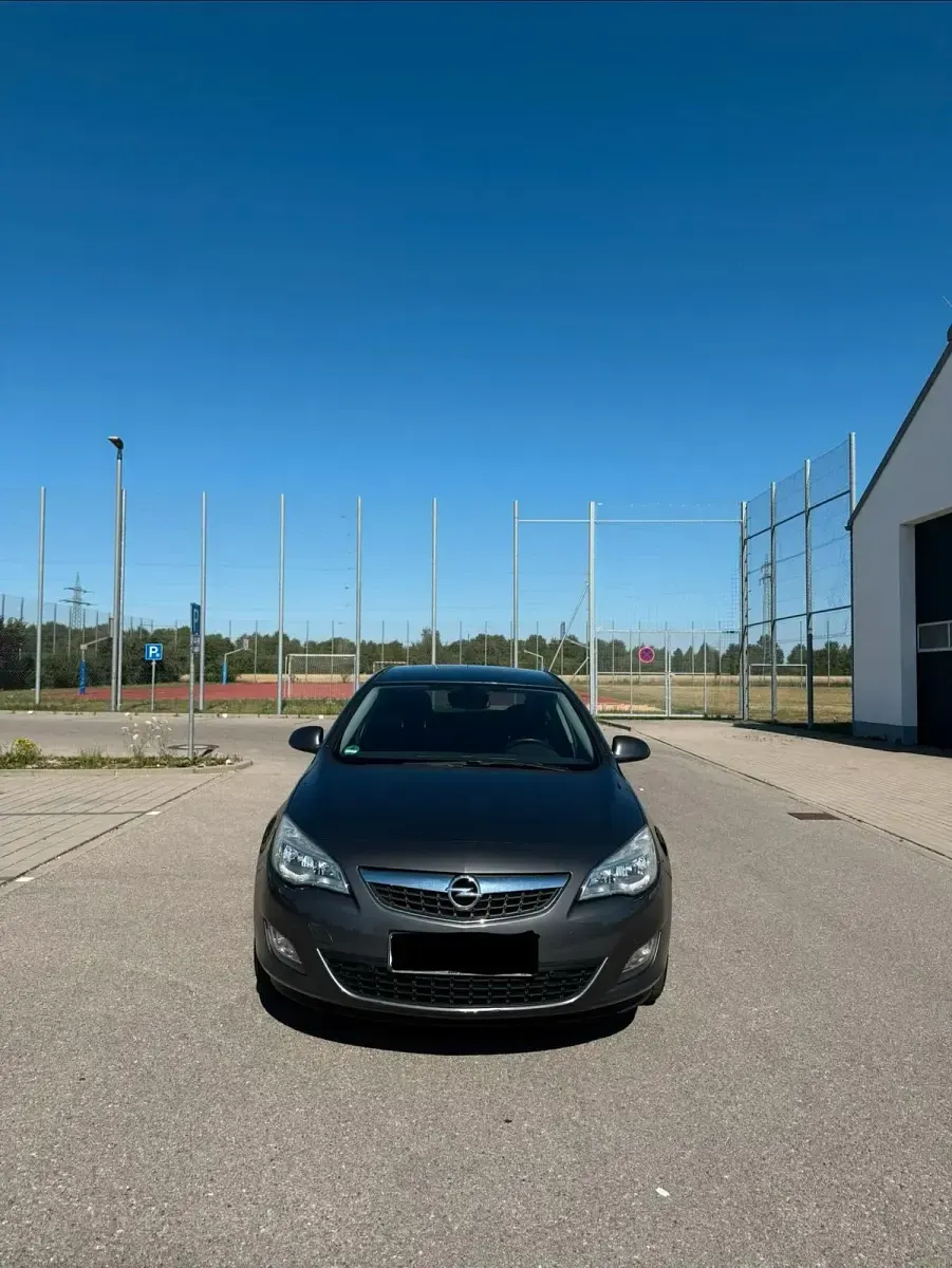 Gebraucht Opel Astra 140 PS (102 kW) 2012 Grau Kleinwagen