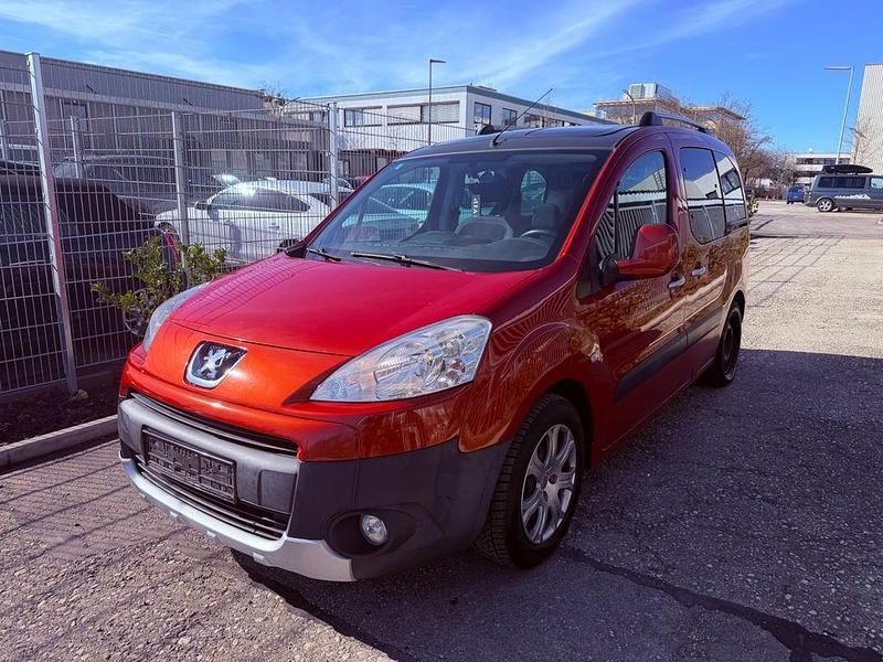 Gebraucht Peugeot Partner Tepee Family 111 PS (81 kW) 2011 Rot Van / Kleinbus